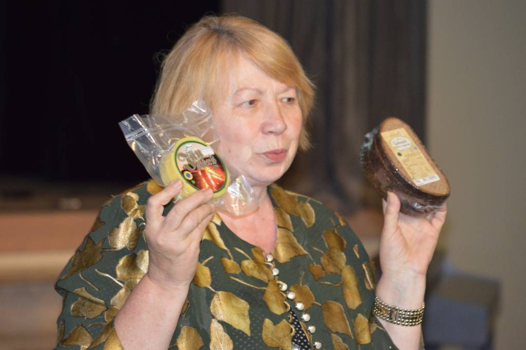 Iemesls vienkāršs - Jāņu siers ir produkts ar ļoti senu vēsturi un nemainīgu receptūru, kuras pamatā ir biezpiens, olas, piens, ķimenes un sāls. Jāņu sieru sēja mūsu vecvecmāmiņas pirms simts gadiem, tā tas jāražo arī mūsdienās. Līdz ar to tas nav ātrais, samērā viegli iegūstamais siers, kad uzkarsētu pienu sarecina, nolej sūkalas un siers gatavs - Vanda Davidanova