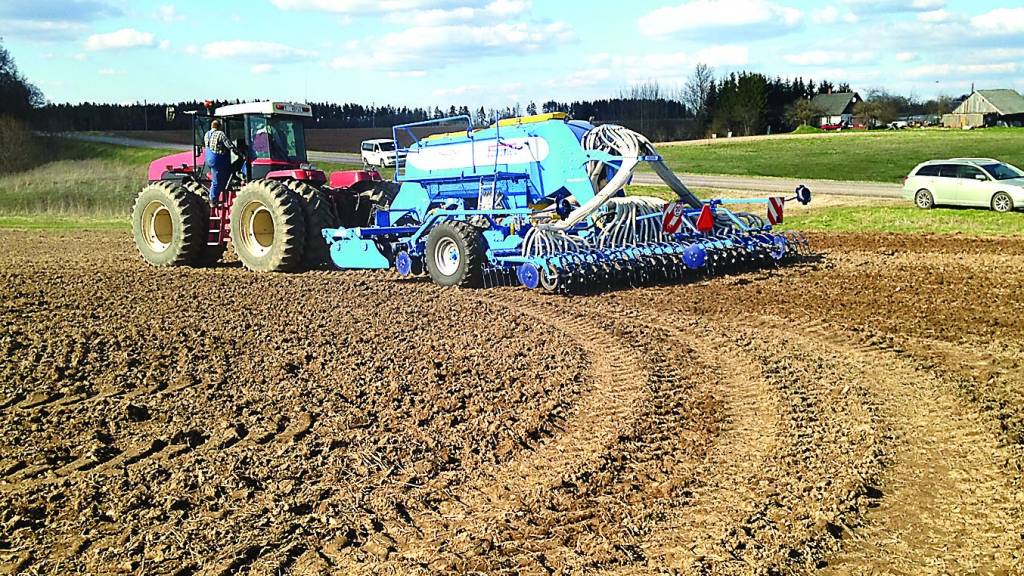 Ar jauno sējmašīnu SIA “Valdro Agro” šogad izdevies saraut sējas termiņus.                                                                                               
Autors: MĀRA BONDARE-PETERSENA