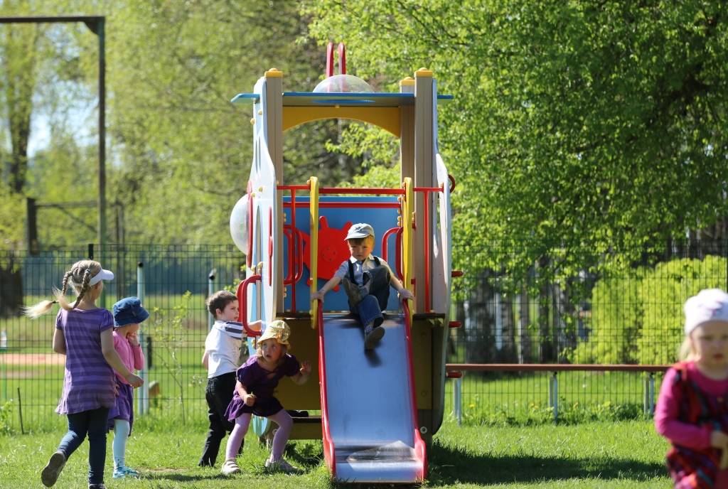 Grundzāles pamatskolas pirmsskolas izglītības grupiņu audzēkņi arī vasarā varēs apmeklēt bērnudārzu un strādājošajiem vecākiem nebūs jāsatraucas, kur atstāt savas atvases, jo te bērni būs drošībā.    
Autors:  SANTA SINKA