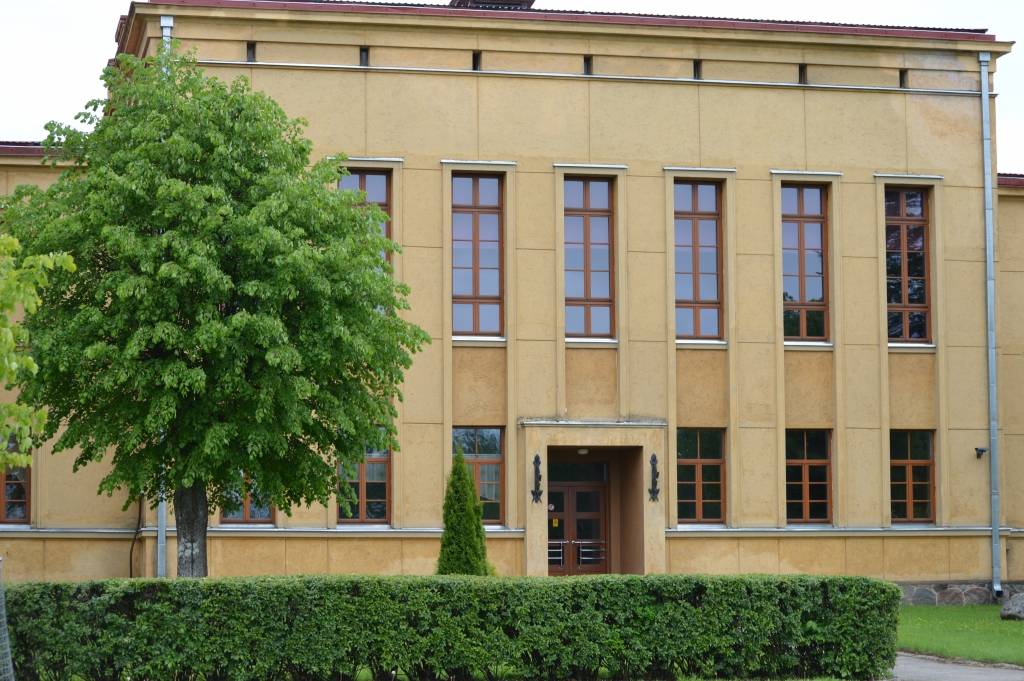 Tikai viens deputāts sēdē painteresējās, kāda saistība Līvenam bijusi ar Smiltenes skolu, kura vārdu tā nesīs.
Autors: SANDRA PĒTERSONE