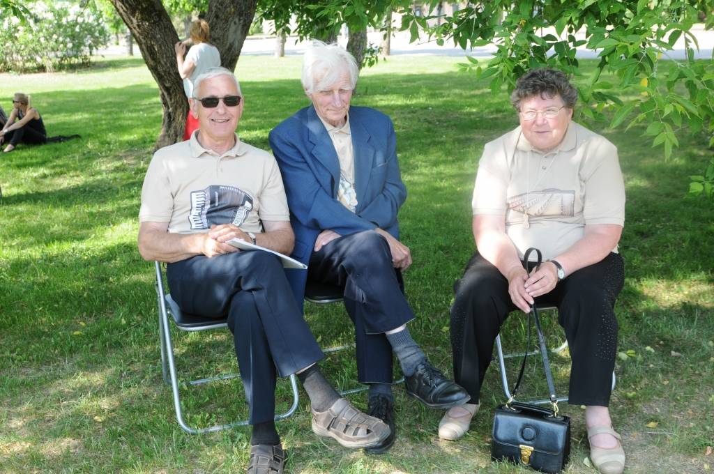 Neatkarīgās kapelas “Vecie turnavieši” muzikanti – Aldis Ozols (no kreisās), Aivars Sviķis un Dzintra Apsīte – pārsteidza ar havajas ģitāras spēli un nedzirdētiem dziesmu tekstiem.