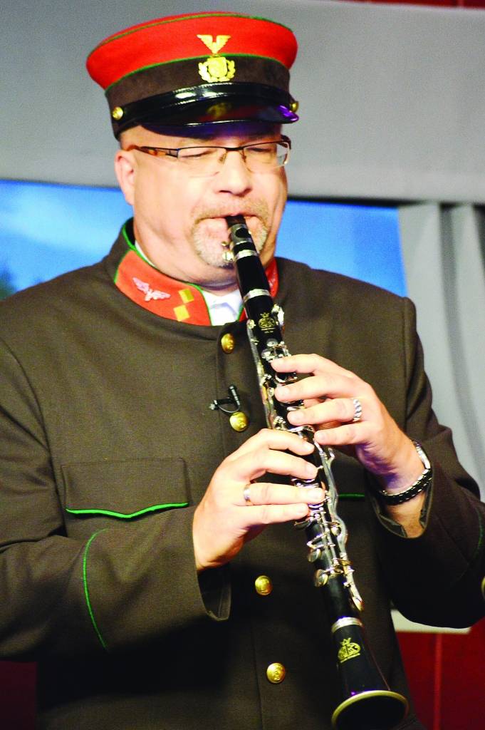 Valkas novada domes priekšsēdētājs Vents Armands Krauklis divas reizes nedēļā pārtop par virskondulktoru Armandu un vada Valkas televīzijas melodiskās mūzikas raidījumus.                                                         
Autors:  AIRA VĒRSE