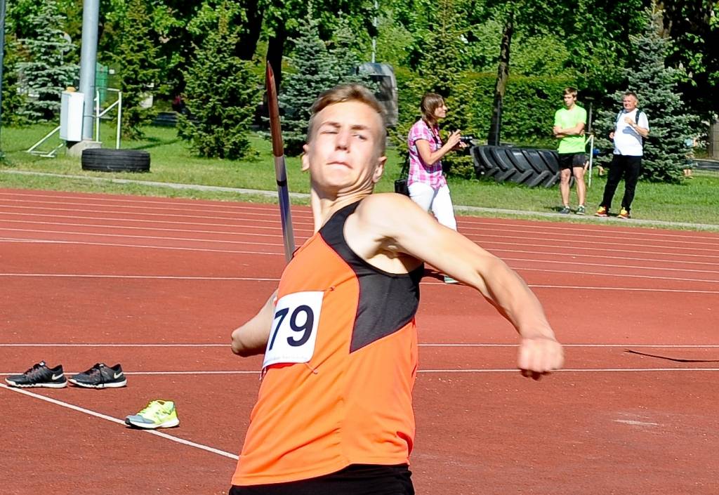 Jaunu personisko rekordu U16 grupas sacensībās sasniedza Dāvis Krauklis. Talantīgais sportists savā labākajā mēģinājumā šķēpu raidīja 53 metru un 79 centimetru tālumā. Tas deva pirmo vietu. 
Autors: Raitis Puriņš