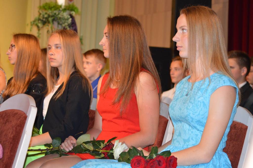 Tik daudz absolventu kā šogad Smiltenes sporta skolā ir pirmo reizi. Apliecību par skolas absolvēšanu saņēmušas arī Elīza Kaupe (no labās), Rūta Brakovska, Agnija Caune un Zanda Stabiņa.                   
Autors:  SANDRA PĒTERSONE