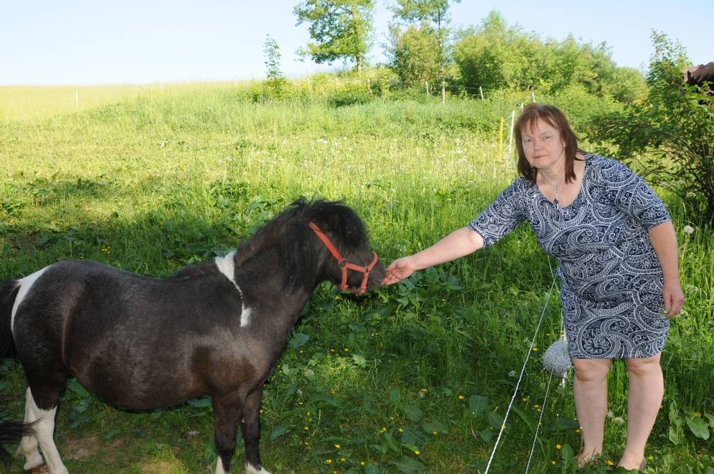 Zemniece Monta Skotele saimniecībā tur dzīvniekus arī savam priekam. Viens no tādiem ir ponijs. 

Autors:  AIVARS ZILBERS