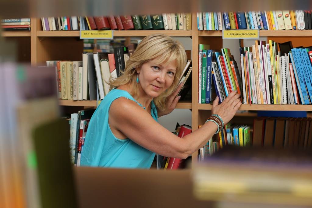 Tāpat kā grāmatas, tā arī šīs dienas gaviļniece Smiltenes novada bibliotēkas Bērnu literatūras nodaļas bibliotekāre Inta Mežule spēj aizraut.                                                                                                                               
Autors:  SANTA SINKA