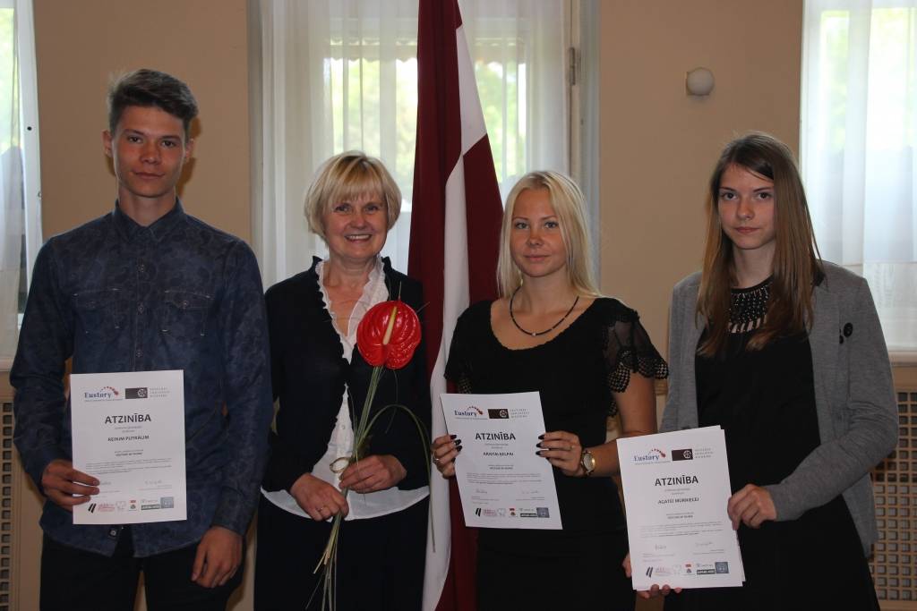 R.Putrālis, D.Zelmene, K.Ķelpa un A.Mūrniece saņemot Atzinības rakstus
Autors:  no K.Ķelpas arhīva