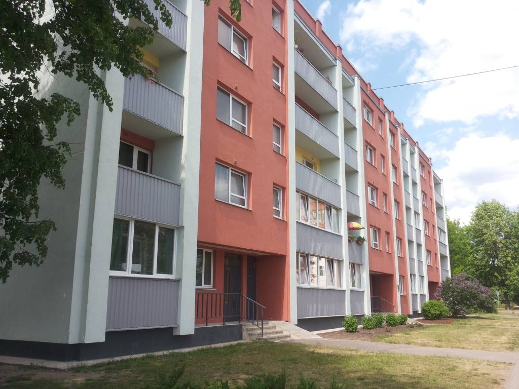 Kamēr mājas iedzīvotāji Semināra ielā 4 pagājušajā sezonā par siltumu maksāja vidēji 1,30 eiro ar kvadrātmetru, renovētajā mājā Rīgas ielā 16 apkures tarifs bija vien 0,45 eiro.                                                          
Autors:   LĪGA MARTINSONE