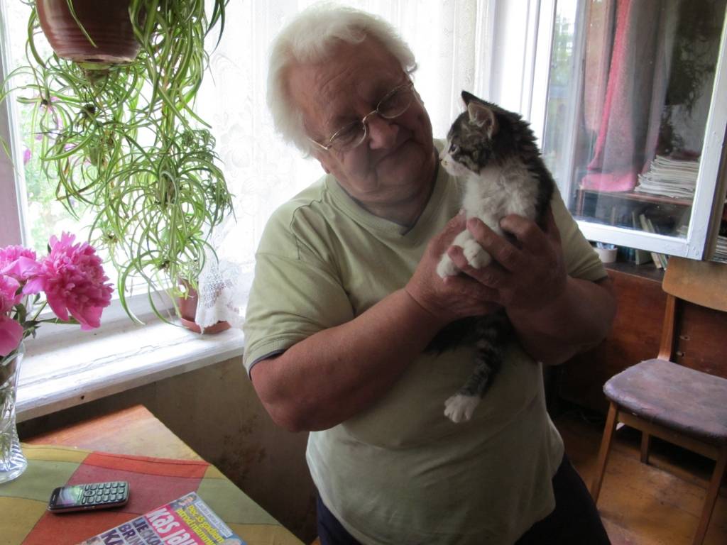 Zvārtavas pagasta “Rožkalnu” mājas iedzīvotāja Rasma Brolīte savu ilgi gaidīto kaķi ieraudzīja laikrakstā “Ziemeļlatvija”.                          
Autors:  INGA KARPOVA