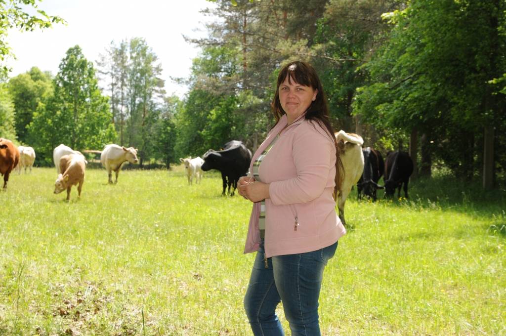 “Vekšu” saimniece Sanita Āboliņa atzīst, ka dalība projektos ļauj izkustēties, redzēt citas saimniecības un izveidot kontaktus ar nozarē strādājošiem.                                                                                                                   
Autors:  AIVARS ZILBERS