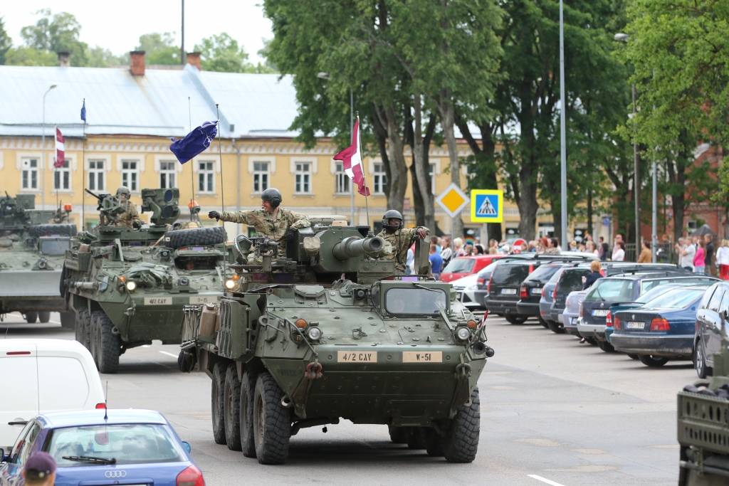 Trešdien Smilteni šķēroja  ASV 2. kavalērijas pulka kaujas tehnikas vienības, bet šodien tās būs iespēja redzēt Valkas un Valgas iedzīvotājiem.                                                                                                                                              
Autors:  SANTA SINKA