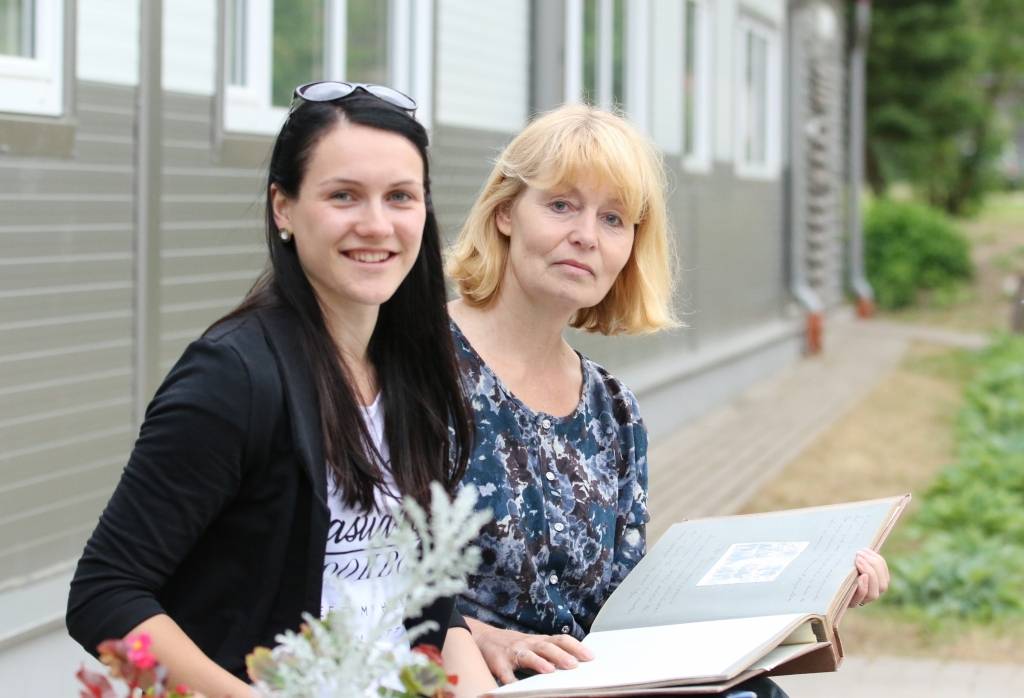 Gatavojoties Vijciema pamatskolas salidojumam, izglītības iestādes direktore Aīda Vītola (no labās) un skolotāja Alise Matuka kavējas atmiņās pāršķirstot albumus, kas skolas dzīvi atspoguļo vairāku gadu desmitu garumā. 
                                                                                                                                                                                      
Autors:  SANTA SINKA