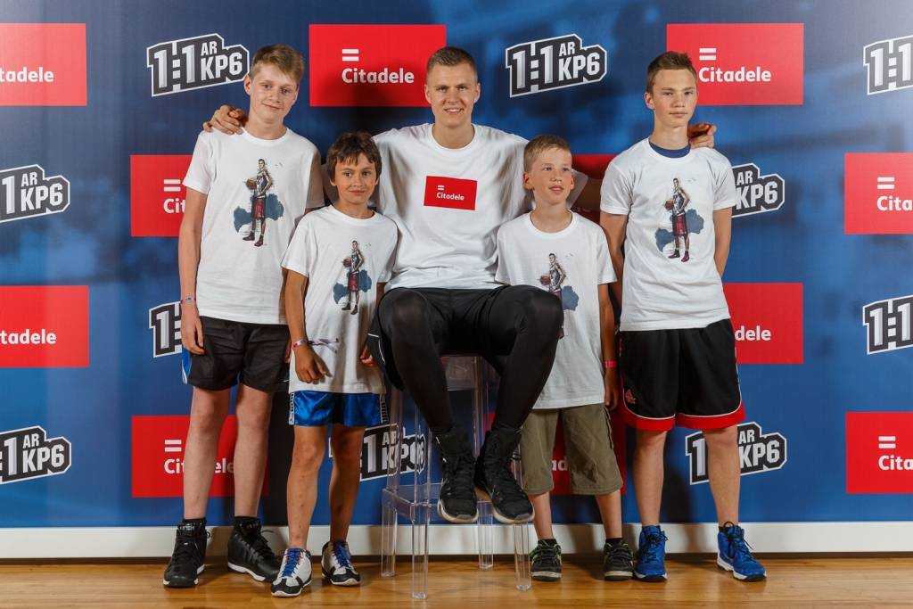 Četriem Smiltenes sporta skolas audzēkņiem – Tomam Taurenim (no kreisās), Aleksandram Stepanovam,  Ernestam Grišjānim un Ilvaram Jokstam – bija laime sastapt slaveno basketbolistu Kristapu Porziņģi.  
Autors:  MIKUS KĻAVIŅŠ