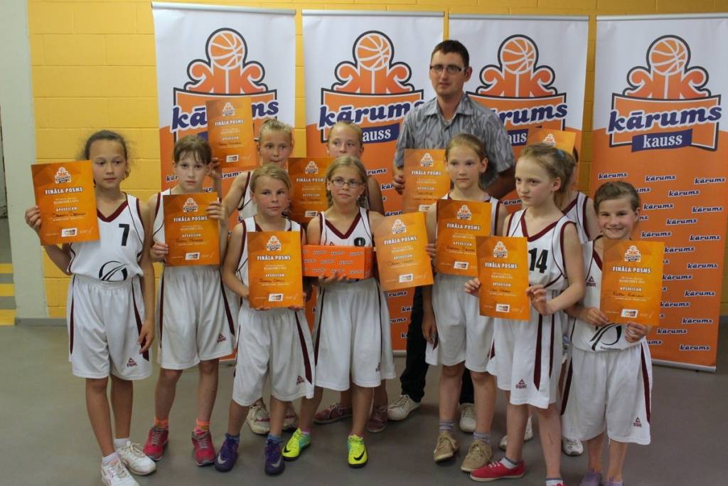 Smiltenes sporta skolas meiteņu basketbola komanda noslēgusi “Kārums kausu”, izcīnot piekto vietu, par ko liels prieks viņu trenerim Dzintaram Ziediņam. 
Autors: ZANE KRĒSLIŅA