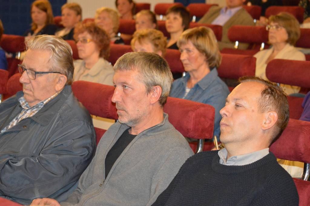 Diskusijā blakus apsēdušies divi Andri, kuriem katram ir savs viedoklis par firsta Paula Līvena vārda piešķiršanu Smiltenes jaunajai skolai: Andris Vilkasts (pirmais no labās) un Andris Pauls-Pāvuls. 