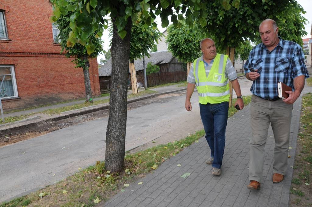 Valkā, Viestura ielā, kur pašlaik notiek vērienīgi remontdarbi, itin bieži sastopams SIA “8CBR” ceļu būves meistars Aivars Veinbergs (no kreisās) un Valkas novada domes izpilddirektora vietnieks Guntis Bašķis.    
Autors:  INGA KARPOVA