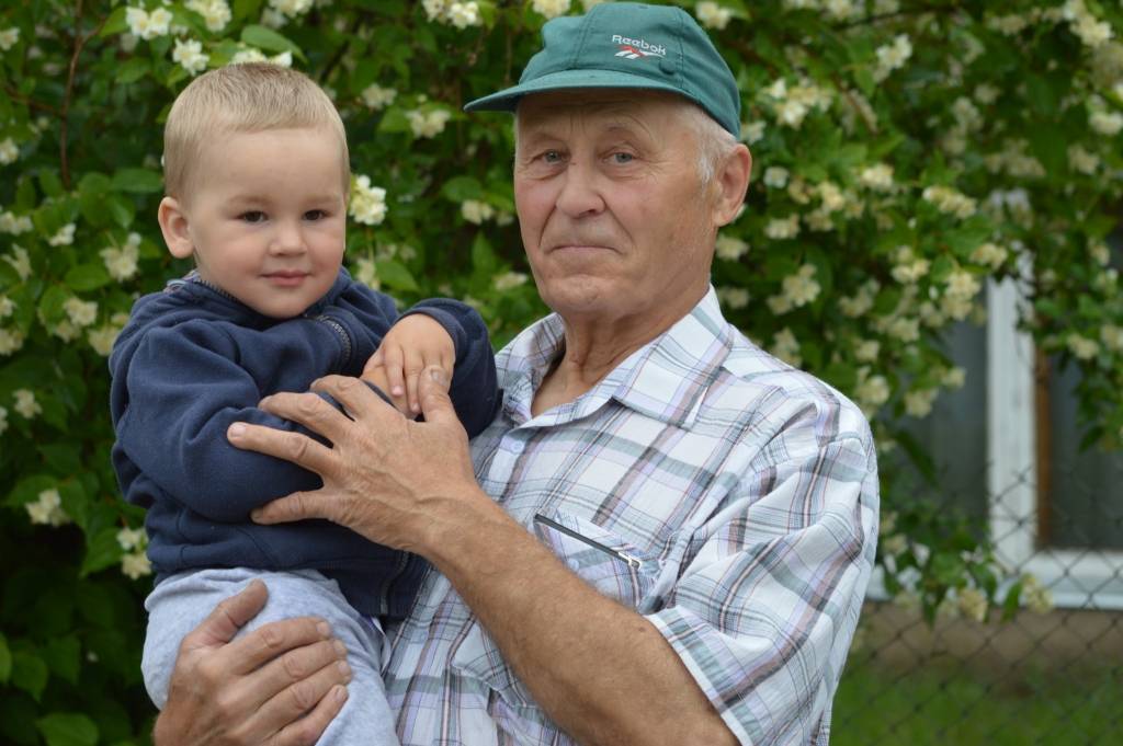 Šodien svētki ir jasmīnu ziedēšanas laika vārdu īpašniekiem. Smiltenietis Artūrs Lielais vārdadienu svin kopā ar otru šodienas gaviļnieku, dzīvesbiedres Aijas mazdēlu Arti.                                                              
Autors:  SANDRA PĒTERSONE