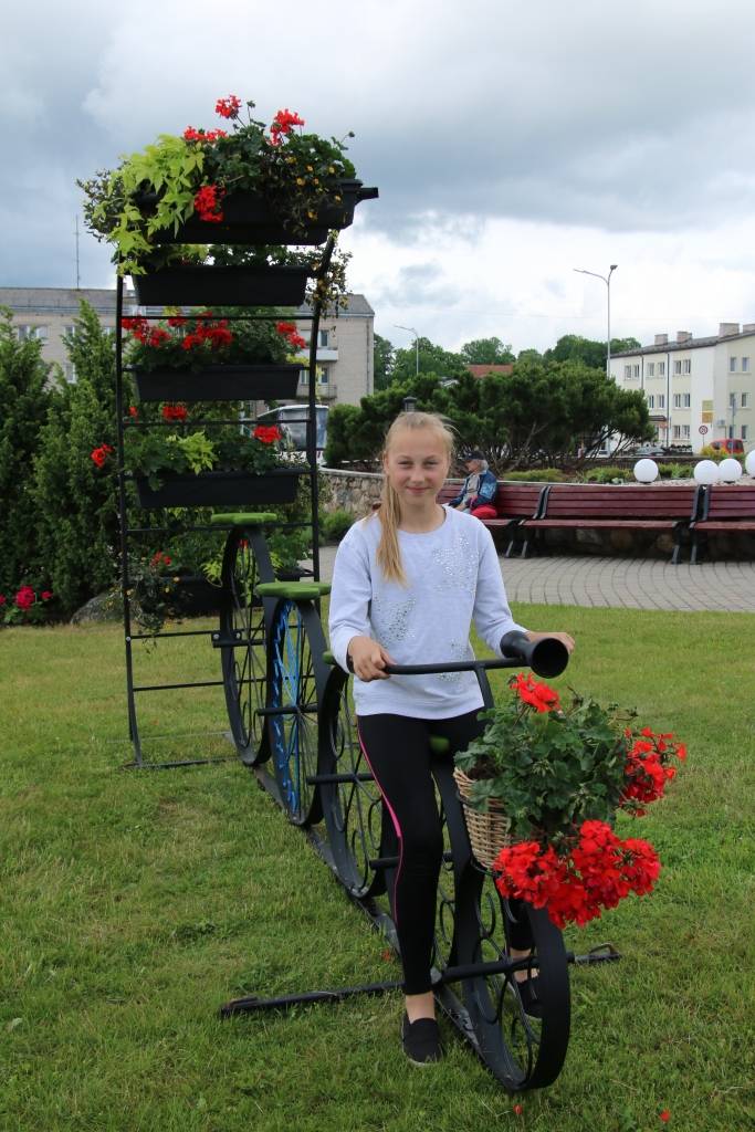 Fotogrāfijas ir atmiņas, kurās gribās kavēties vēl un vēl. Smilteniete Ilva Baškere ir viena no pirmajām, kura fotografējās uz jaunā vides dekora – velosipēda – Smiltenes pilsētas centrā.                                     
Autors:  SANTA SINKA