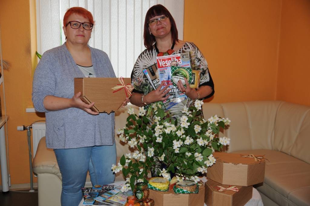 Laikraksta “Ziemeļlatvija” galvenā redaktore Ingūna Johansone un žurnāliste Inga Karpova aicina loterijas uzvarētājus pēc balvām un novēl lustīgi nosvinēt Līgo svētkus.                                                                                                                                                                                                                         
Autors:  VINETA LŪSE