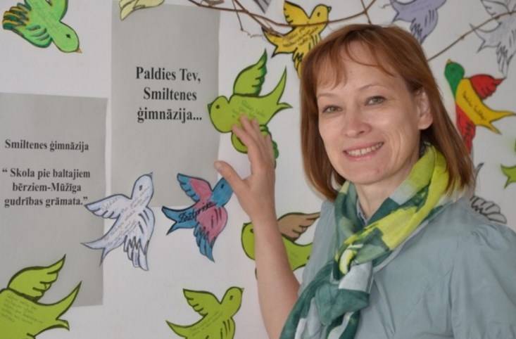 Uz salidojumu ielūdz Smiltenes ģimnāzijas direktore Velga Mālkalne,