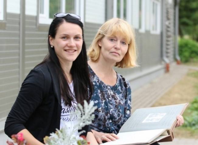 Gatavojoties Vijciema pamatskolas salidojumam, izglītības iestādes direktore Aīda Vītola (no labās) un skolotāja Alise Matuka kavējas atmiņās pāršķirstot albumus, kas skolas dzīvi atspoguļo vairāku gadu desmitu garumā. 
Autors: SANTA SINKA