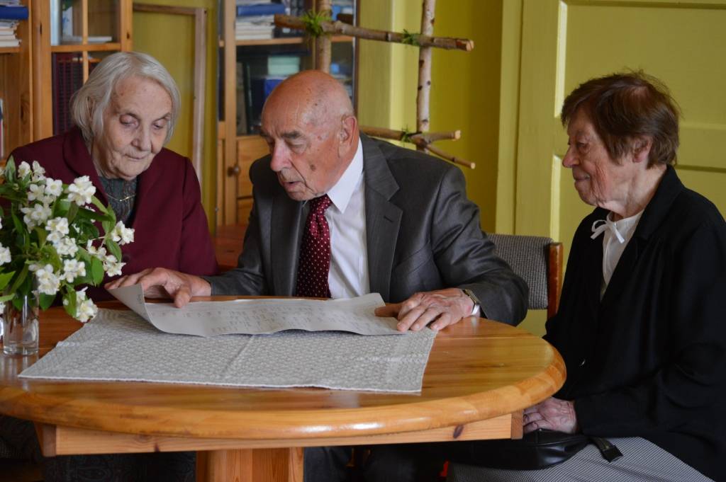 Cienījams vecums nav šķērslis, lai neapmeklētu savu bijušo skolu. Uz salidojumu ieradušies 1947. gada absolventi Marta Dobelniece, toreiz Suipe (no labās) un Harijs Jaunzems, un 1950. gada absolvente Rūta Leimane, toreiz Viņķe.