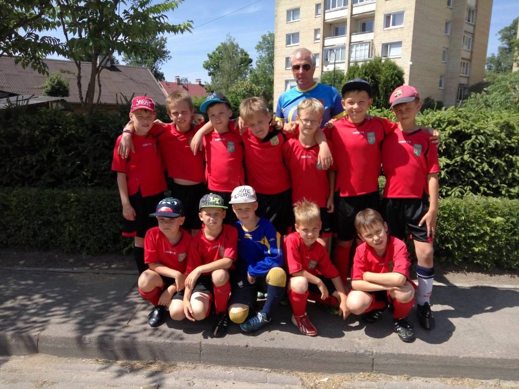 Valkas novada sporta skolas futbolisti papildina spēļu pieredzi, cīnoties ar lietuviešiem. 
Autors:   NO SKOLAS FOTO ARHĪVA