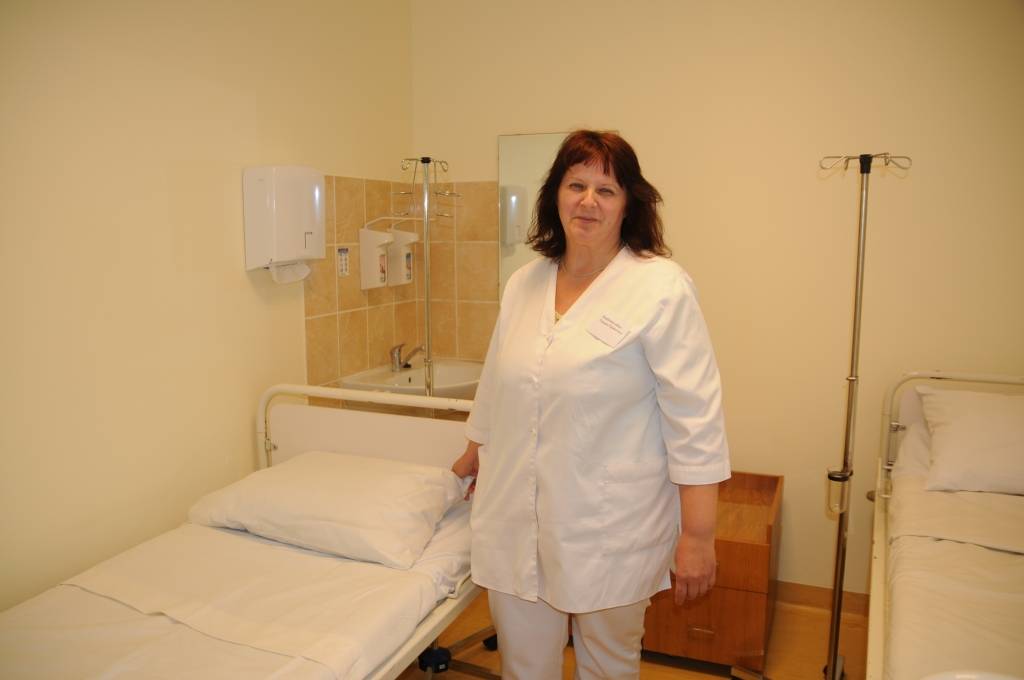 Dežurējošā māsa Tatjana Fjodorova uzrauga, lai viss būtu sakārtots pacientu uzņemšanai.           
Autors:  AIVARS ZILBERS