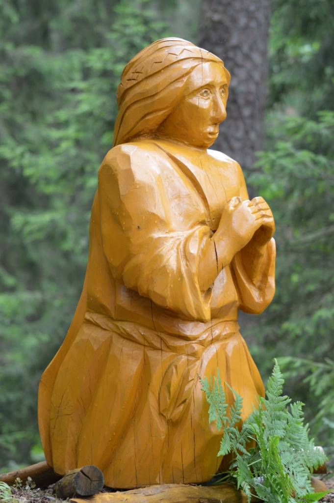 Vakar Cērtenes pilskalnā atklāja jaunu koka skulptūru – priesteri, ko darinājis koktēlnieks Guntis Priedīte (no kreisās). Skulptūru zemē nostiprinājis pilskalna apsaimniekotājs Jānis Dinga.                             
Autors:  SANDRA PĒTERSONE 