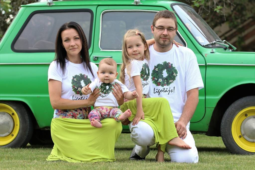 Mazajam smiltenietim Filipam Reimanim šie būs pirmie Jāņi, ko puisēns kopā ar māsiņu Elīzu, mammu Lieni un tēti Jāni svinēs pie vecvecākiem Smiltenē. Tiks klāts svētku galds, kurts ugunskurs un pušķots zaļais zapiņš, ko Reimaņu ģimene sauc par savu limuzīnu Jāņu nakts krāsā. Zīmīgi, ka šovasar Filipam kristībās tiks dots otrs vārds, un tas būs Jānis, lai turpinātu dzimtas tradīcijas.                                                                                                            
Autors:  SANTA SINKA 