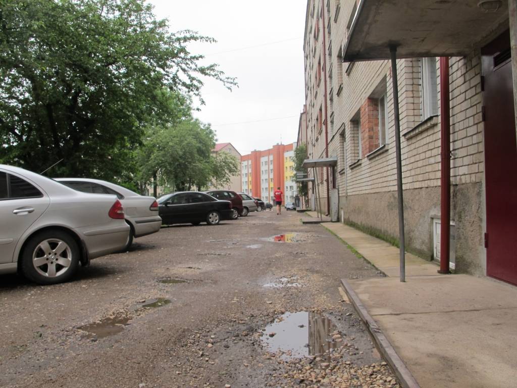 Valkas pilsētas lielākā problēma ir nesakārtotie daudzdzīvokļu namu pagalmi, kur ne tikai nav pietiekami daudz vietas, lai novietotu savu auto, bet tie ir arī bedru izraibināti. Viens no bedrainākiem pagalmiem ir Raiņa ielas 14. namam.                                                                                      
Autors:  INGA KARPOVA 