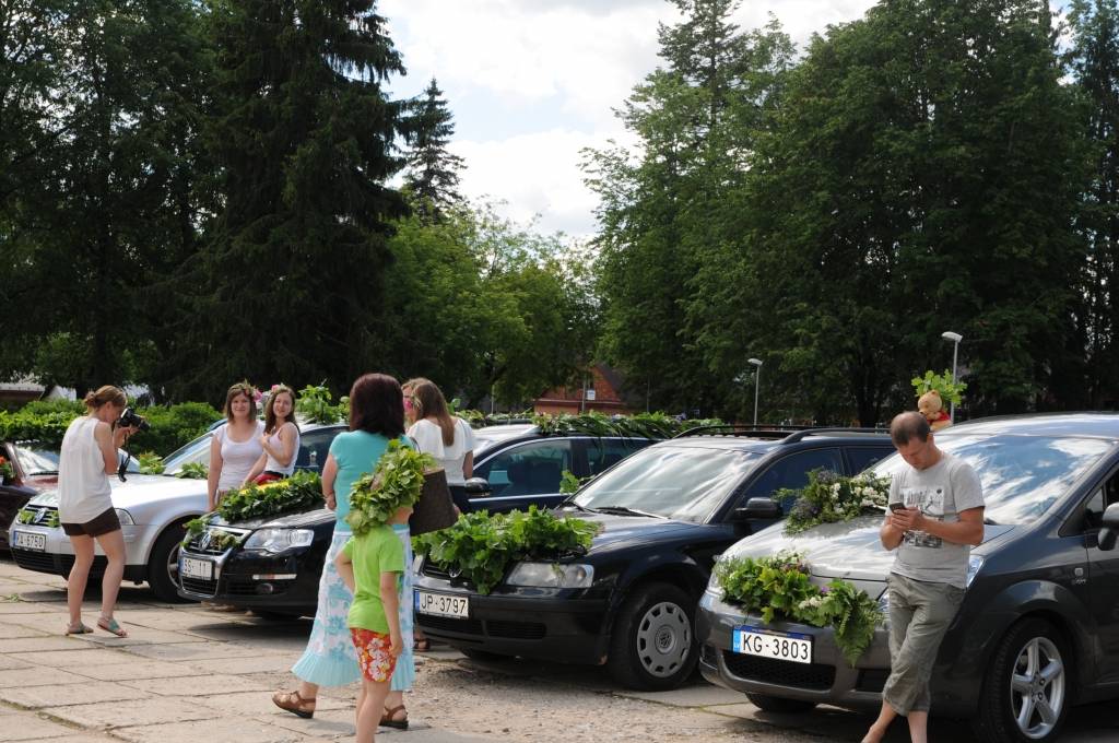 Uz tematisko konkursu “Tavs auto līgo” bija sabraukušas 12 automašīnas un trīs motocikli.