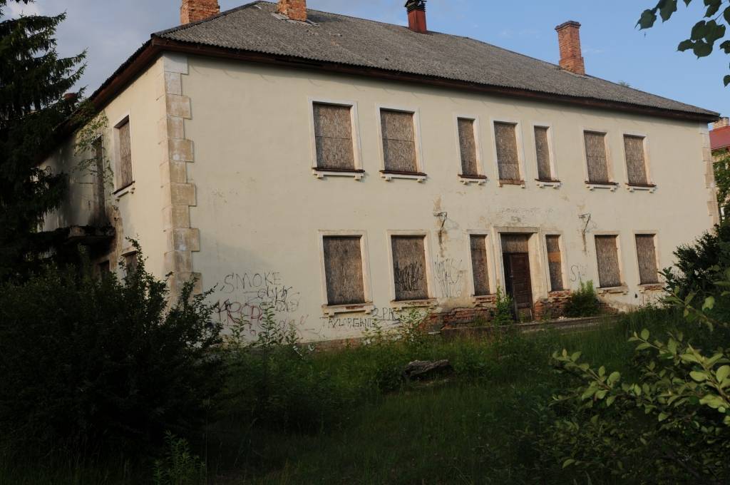 Upurējot divus dzīvojamos namus, tostarp arī divstāvu māju Varoņu ielā 37a, Valkā, novada dome nojaukto māju vietā būvēs ražošanas korpusus.
Autors: INGA KARPOVA
