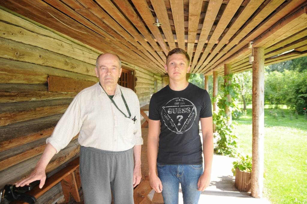 Pieredzes bagātie lauksaimnieki pakāpeniski nodod stafeti jaunajiem. Labi, ja ir kā aitkopim Ivaram Āboltiņam, kurš par jauno saimnieku gatavo mazdēlu Arni Plataci. Viņš droši dosies vectēva pēdās un no saimniekošanas laukos nebaidās.   
Autors: AIVARS ZILBERS