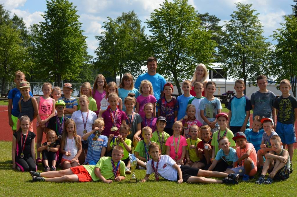 Smiltenes sporta skolas visjaunākajiem vieglatlētiem pateicībā par labo darbu viņu treneri Ingars Grēns un Sindija Grēna otrdien pēc treniņa uzsauca pikniku atpūtas bāzē “Silmači”. Priekšplānā – Kristers Krauklis (no kreisās) un Regnārs Tamms. 
Autors: SANDRA PĒTERSONE