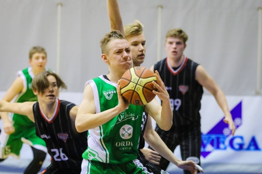 Viens no VEF Latvijas Jaunatnes basketbola līgas U-16  šā gada čempionāta talantu piecnieka. Tik augstu ticis novērtēts komandas  “Valmiera/ORDO” saspēles vadītāja smiltenieša Rainera Hermanovska sniegums šajās sacensībās.   
Autors: NO PERSONĪGĀ ARHĪVA