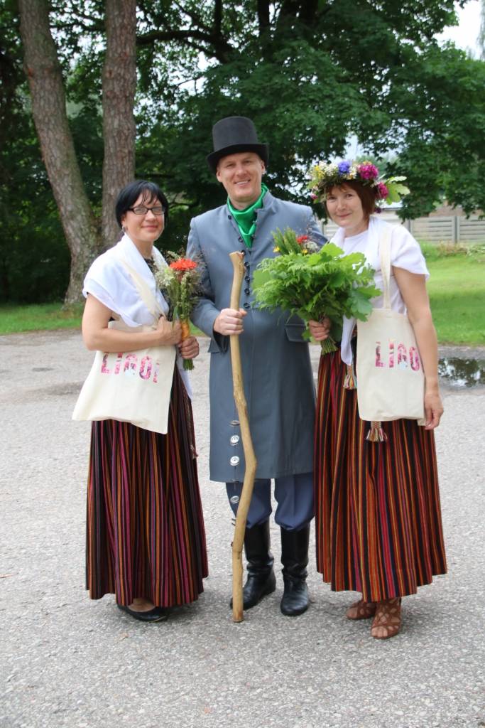 1. Valkas alus festivāls, kas notiks nākampiektdien, 8. jūlijā, pilsētas brīvdabas estrādē, šovasar ir jau otrais līdz šim novadā nebijis pasākums. Valkas pilsētas kultūras nama vadītājs Māris Žigats kopā ar Līgu Pandaloni (no labās) un Līgu Šnuku aicina vasaras vidū izbaudīt ne tikai latviešu miestiņu garšu, bet arī kvalitatīvu dažādu žanru mūziku. 
Autors: AIRA VĒRSE