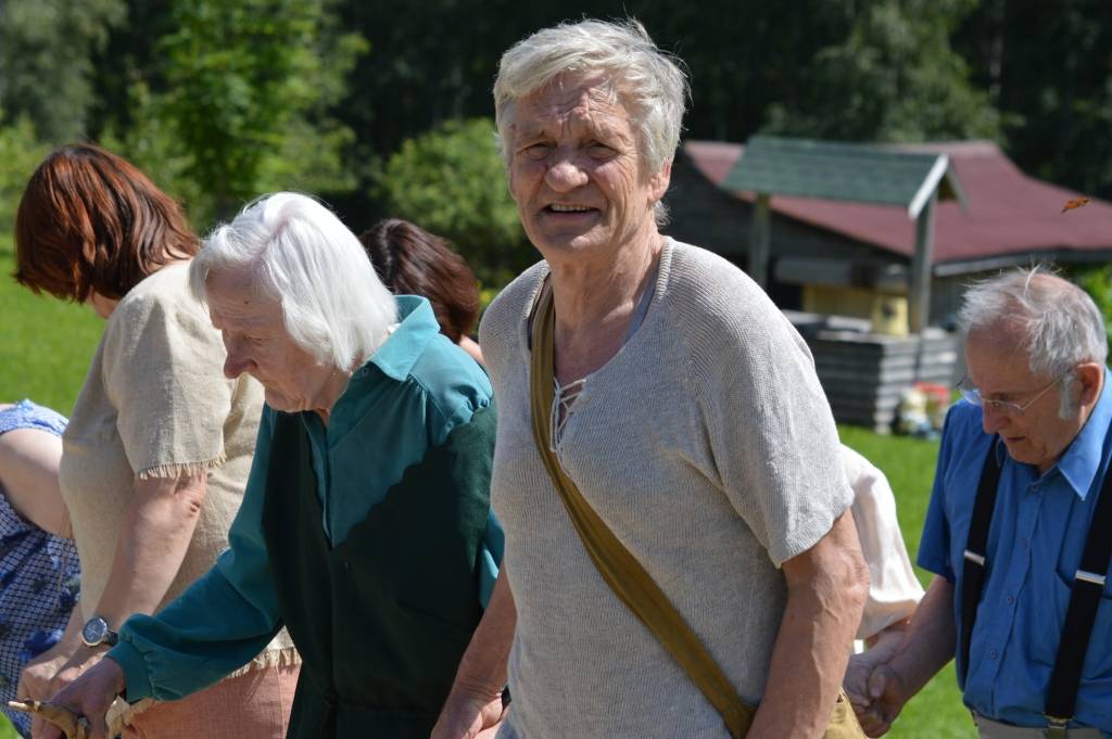 Skaidrītei Ainai Heidukai liels palīgs ir kaimiņš Harijs Vizulis. Viņš sirmgalvi pavadīja arī samariešu rīkotajā ekskursijā. 
Autors: SANDRA PĒTERSONE