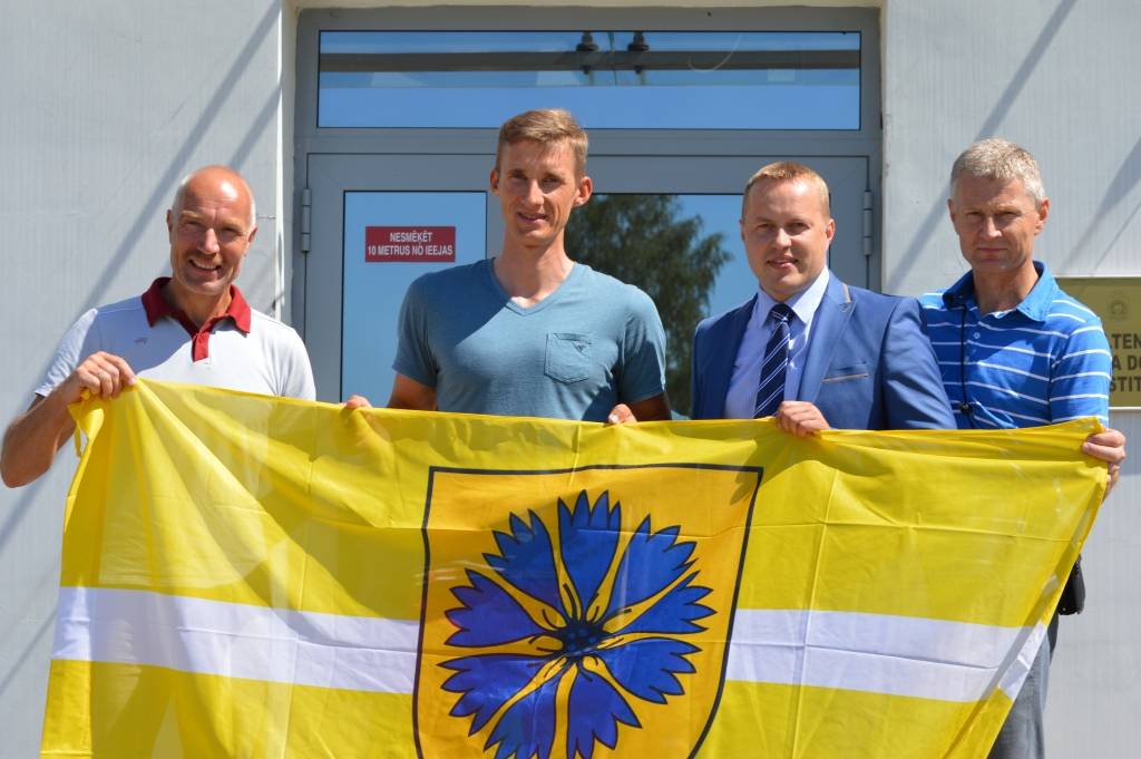 Trešdien savā dzimtajā pilsētā Smiltenē viesojās šā gada divkārtējais Latvijas čempions šosejas riteņbraukšanā Gatis Smukulis (otrais no kreisās). Pieņemšanā pašvaldībā par sezonas startiem sportistu iztaujāja Sporta pārvaldes vadītājs Guntars Markss (no kreisās), novada mērs Gints Kukainis un sporta skolas direktors Ivars Joksts.  
Autors: SANDRA PĒTERSONE
