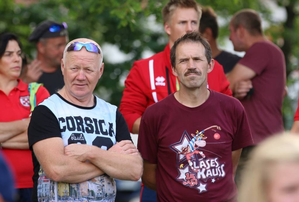 Beverīnas novada sporta pasākumu organizators Aivars Grinbergs (no kreisās) kopā ar Smiltenes BJSS orientēšanās treneri Māri Stabiņu vēroja BMX braucējus trasē un vienlaikus apsprieda novadu komandu gatavošanās procesu Olimpiādei. Interesanti, ka orientēšanās treneris BMX sacensības klātienē vēroja pirmo reizi mūžā. 
Autors: SANTA SINKA