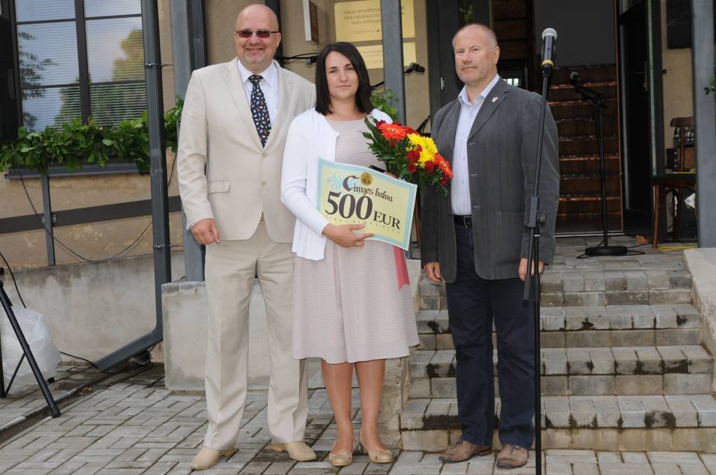 Izcilā skolotāja Jāņa Cimzes balvu šogad saņēma Valkas ģimnāzijas sociālo zinību, ģeogrāfijas un ekonomikas skolotāja Guntra Gaidlazda. To skolotājai pasniedza Valkas novada domes priekšsēdētājs Vents Armands Krauklis (no kreisās) un novada domes Izglītības, kultūras, sporta un jaunatnes nodaļas vadītājs Rolands Rastaks.
Autors: INGA KARPOVA
