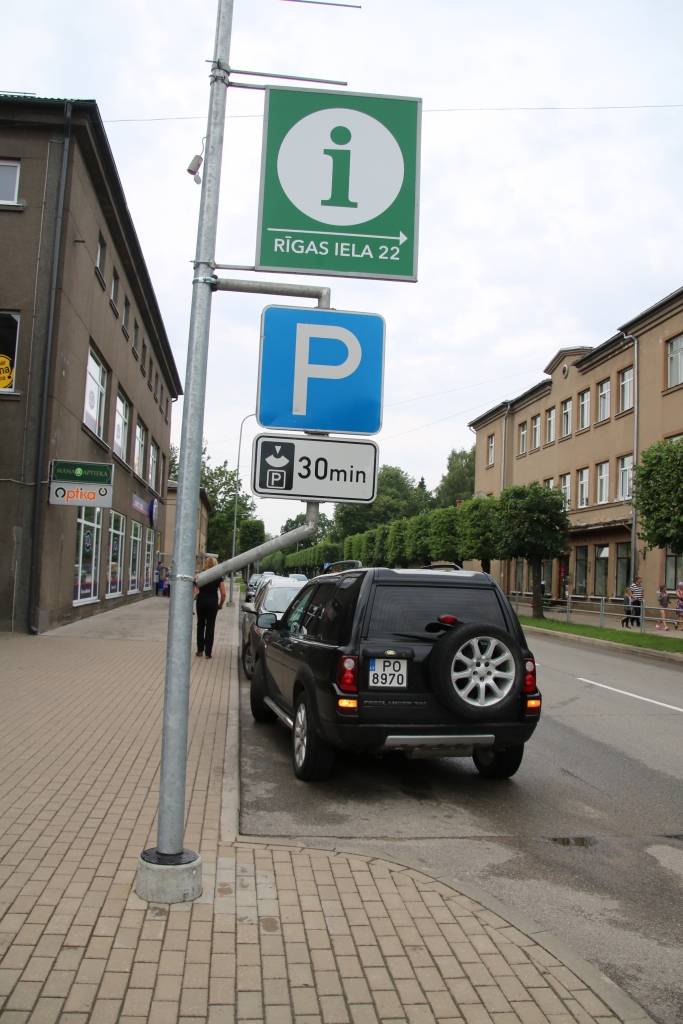 Valkas novada dome uzstādījusi jaunu ceļa zīmi, kas ierobežo auto stāvēšanas ilgumu Rīgas ielā. 
Autors: EVIJA SMANE