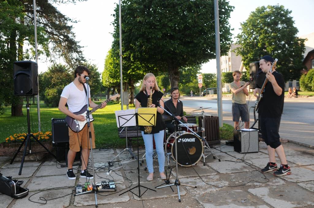 Piektdienas vakarā Valkā, Lugažu laukumā, vairāk nekā stundu muzicēja jauniešu grupa “Vien’ jau var”. Grupā basģitāru spēlē valcēnietis Ilmārs Priede (pirmais no labās).
Autors: INGA KARPOVA