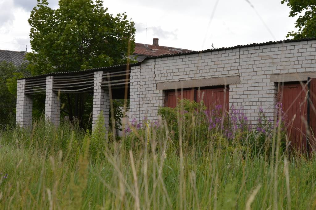 Šī Smiltenes novada domei piederošā būve ir viena no kaimiņienēm bez saimnieka esošajai “pieczvaigžņu  viesnīcai” – divām koka nojumēm – Smiltenes centrā. Savu īpašumu (attēlā redzamo ķieģeļu ēku) pašvaldība nolēmusi nojaukt. 
Autors: SANDRA PĒTERSONE