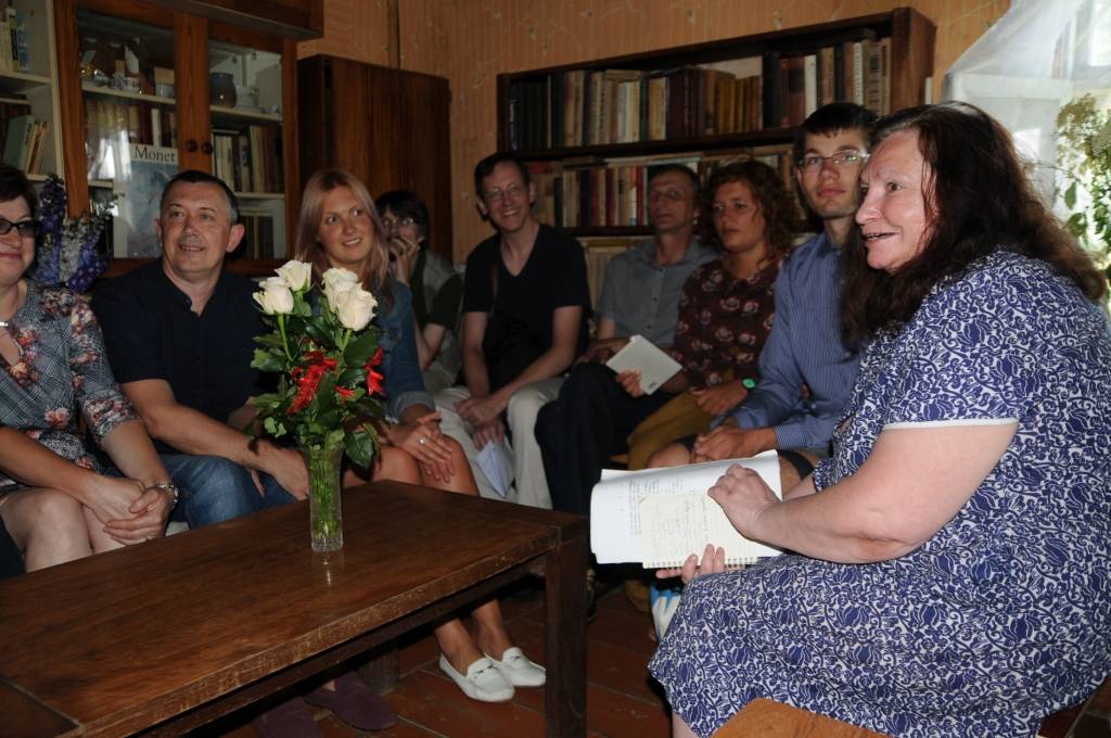 Dzejniece Amanda Aizpuriete (pirmā no labās) Velgas Kriles piemiņas pasākumā lasīja Velgas Kriles dzejoļus. Viņa to paveica izcili. To atzina visi klātesošie, kurus V. Kriles dzeja stiprina un palīdz izdzīvot šajā sarežģītajā laikmetā.  
Autors: INGA KARPOVA