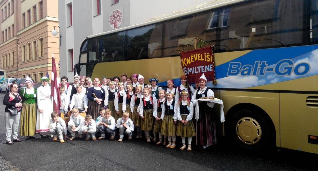 Smiltenes BJIIC bērnu deju kolektīva”Knēvelīši” vecākās grupas dejotāji šovasar Latvijas un Smiltenes vārdu ieskandināja Čehijā notiekošajā starptautiskajā folkloras festivālā. Uz ārzemēm bērniem līdzi devās arī vecāki. 
Autors: NO PERSONĪGĀ ARHĪVA
