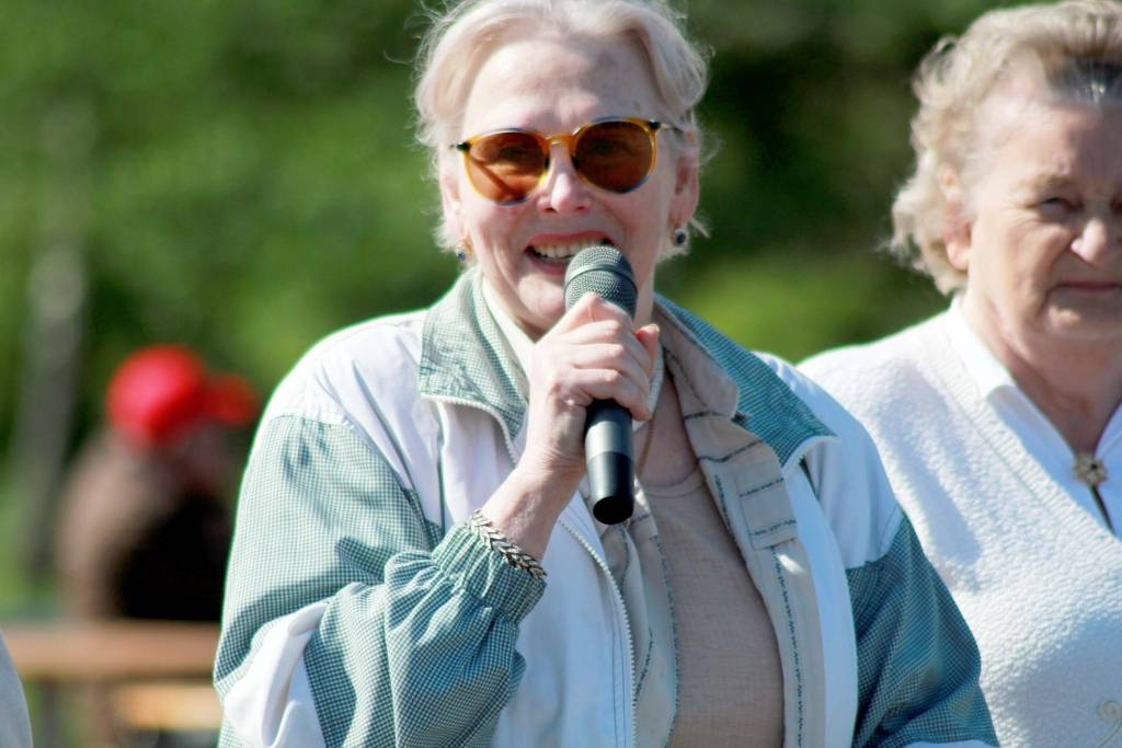 Latvijas Pensionāru federācijas priekšsēdētāja vietniece Dzintra Žilde atzīst, ka skumjas rada situācija, kurā par cilvēka pienācīgām vecumdienām ir jācīnās gluži vai ar zobiem un nagiem. Pamazām situācija uzlabojas, taču izmaiņas notiek ļoti lēni. 			              			                                
Autors: Diāna Lozko