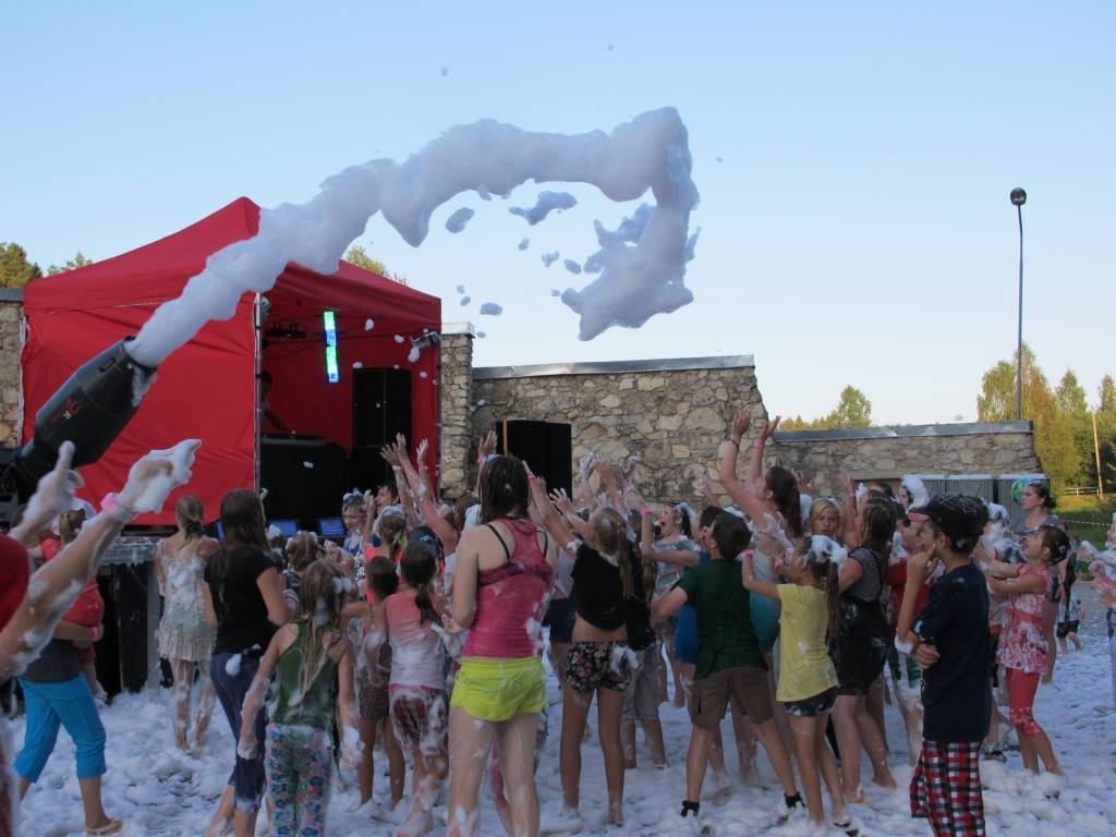 Sestdien Valkas brīvdabas estrādē būs ko darīt gan bērniem, gan pieaugušajiem. Vispirms bērni varēs izpriecāties Putu ballītē, bet vakarā pieaugušajiem notiks Krāsu festivāls.  
Autors: INGA KARPOVA