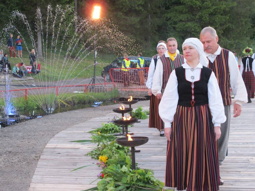 Valkas pilsētas kultūras nama folkloras deju kopai “Sudmaliņas” šīs vasaras lielākais piedzīvojums būs piedalīšanās Prāgas folkloras dienās Čehijā.  
Autors: INGA KARPOVA