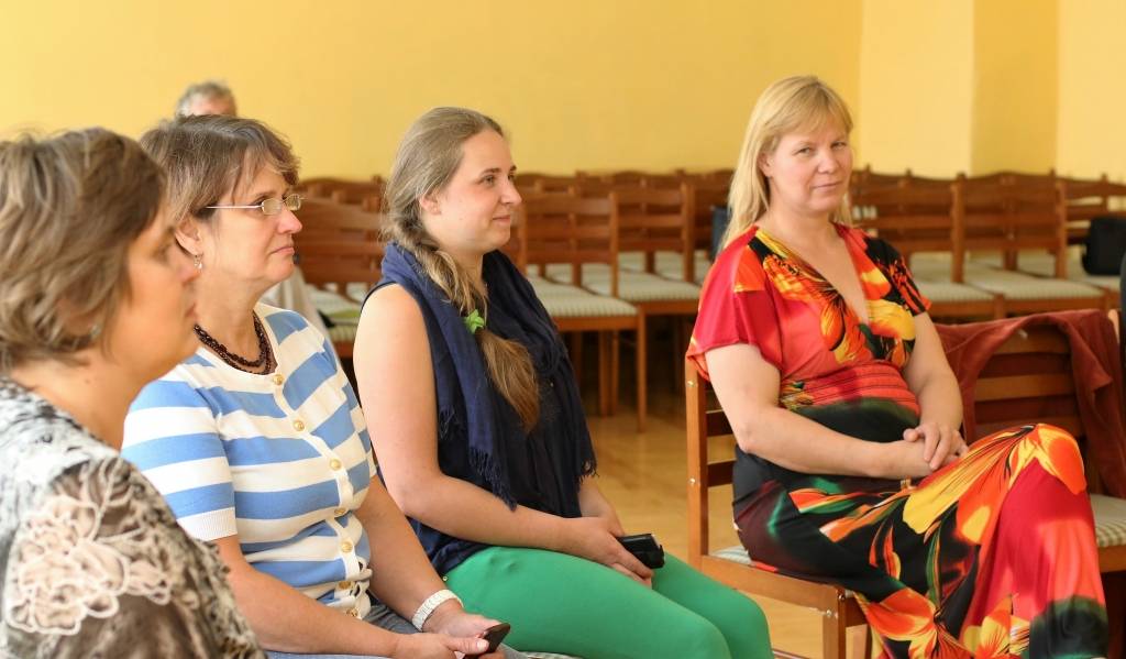 Blomes sieviešu vokālā ansambļa dalībnieces aizrautīgi klausās profesionālās pilnveides kursu pasniedzējas teiktajā.
Autors: SANTA SINKA